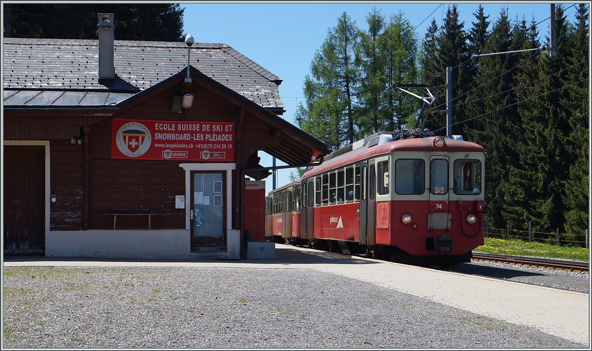 Der CEV BDeh 2/4 74 und sein Bt 222 warten auf der Gipfelstation auf Fahrgäste Richtung Blonay. 
18. Mai 2015