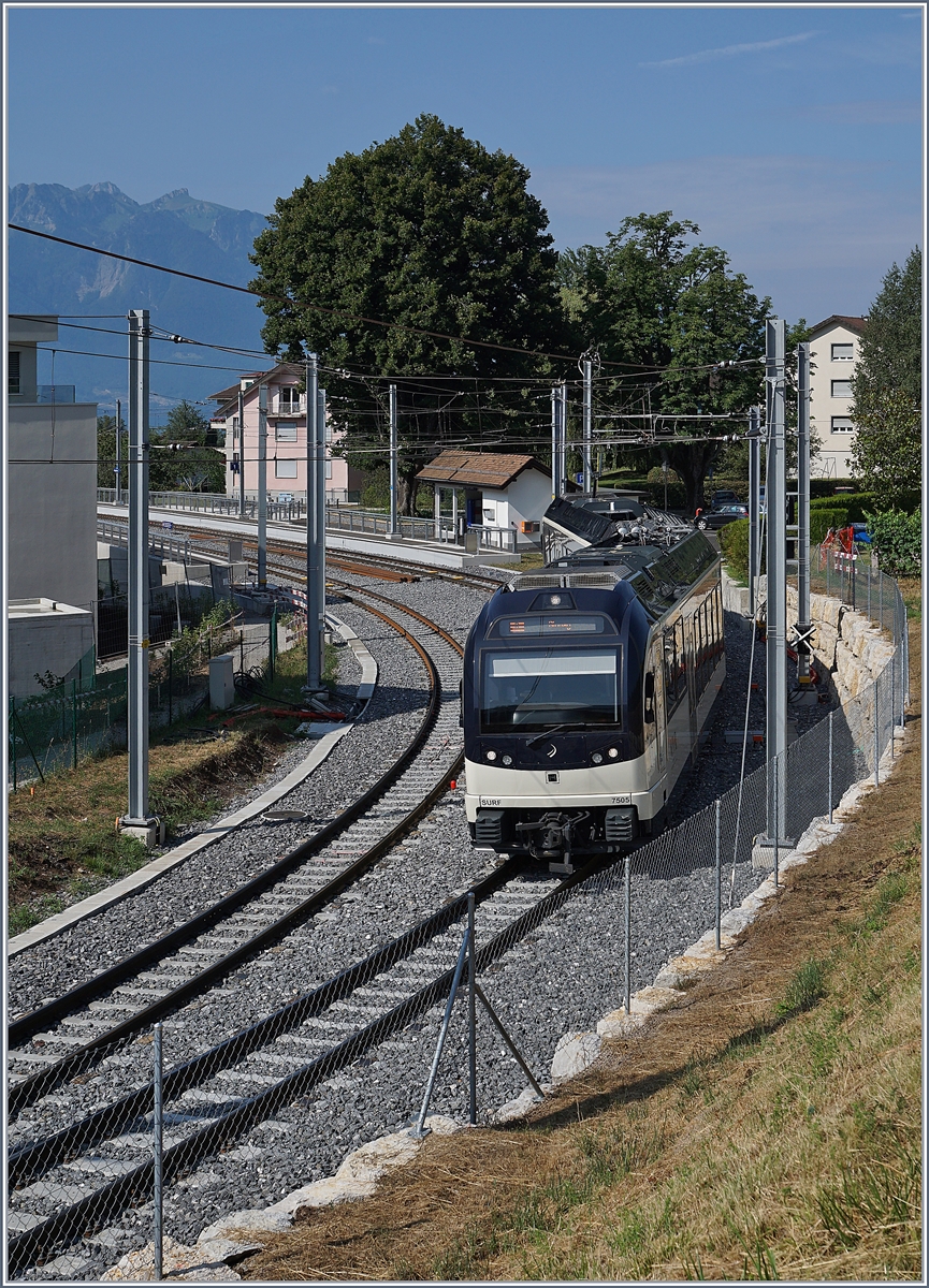 Der CEV MVR ABeh 2/6 7505 verlässt St-Légier Gare.

26. Juli 2019