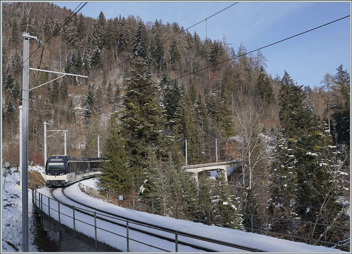 Der CEV MVR ABeh 2/6 7501 als Regionalzug von Les Avants nach Montreux fährt über die Pont Gardiol welche mit 93 Meter Länge den Bois des Chenaux überbrückt. 

9. Jan. 2021