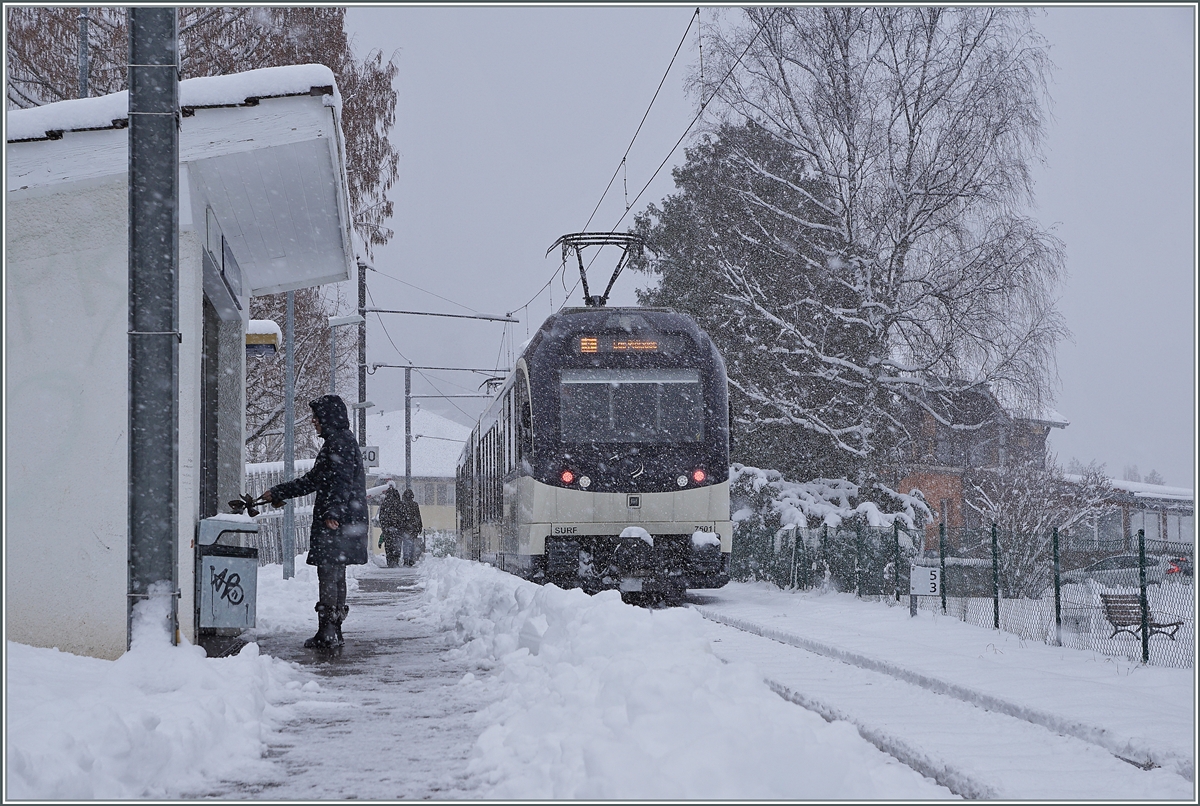 Der CEV MVR ABeh 2/6 7501 verlässt die Haltestelle Château de Blonay in Richtung Les Pleiades. 

25. Jan. 2021