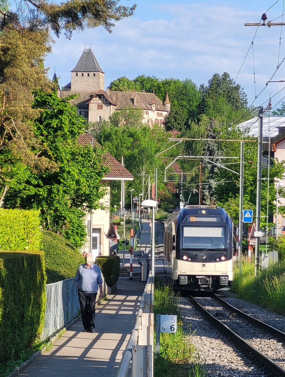 Der CEV MVR ABeh 2/6 7506 erreicht von Vevey kommend sein Ziel Blonay. Im Hintergrund zeigt sich das Schloss von Blonay.  

12. Mai 2024