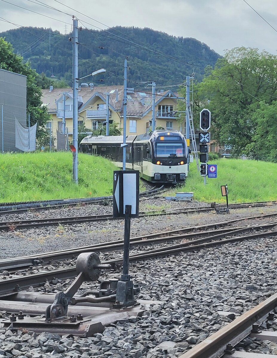 Der CEV MVR ABeh 2/6 7504  Vevey  erreicht als R35  von Les Pléiades kommend den Bahnhof von Blonay.
1.Juli 2024