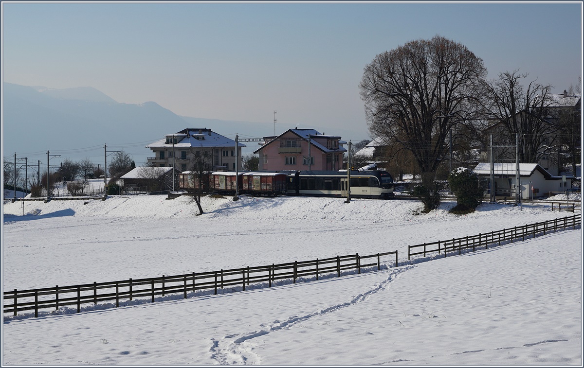 Der CEV MVR Bahnhof St-Gégier Gare wird in Kürze komplet umgebaut, und somit dürte dieses Bild mit em neen SURF ABeh 2/6 und den alten Güterwagen bald der Vergangenheit angehören. 
18. Jan. 2017