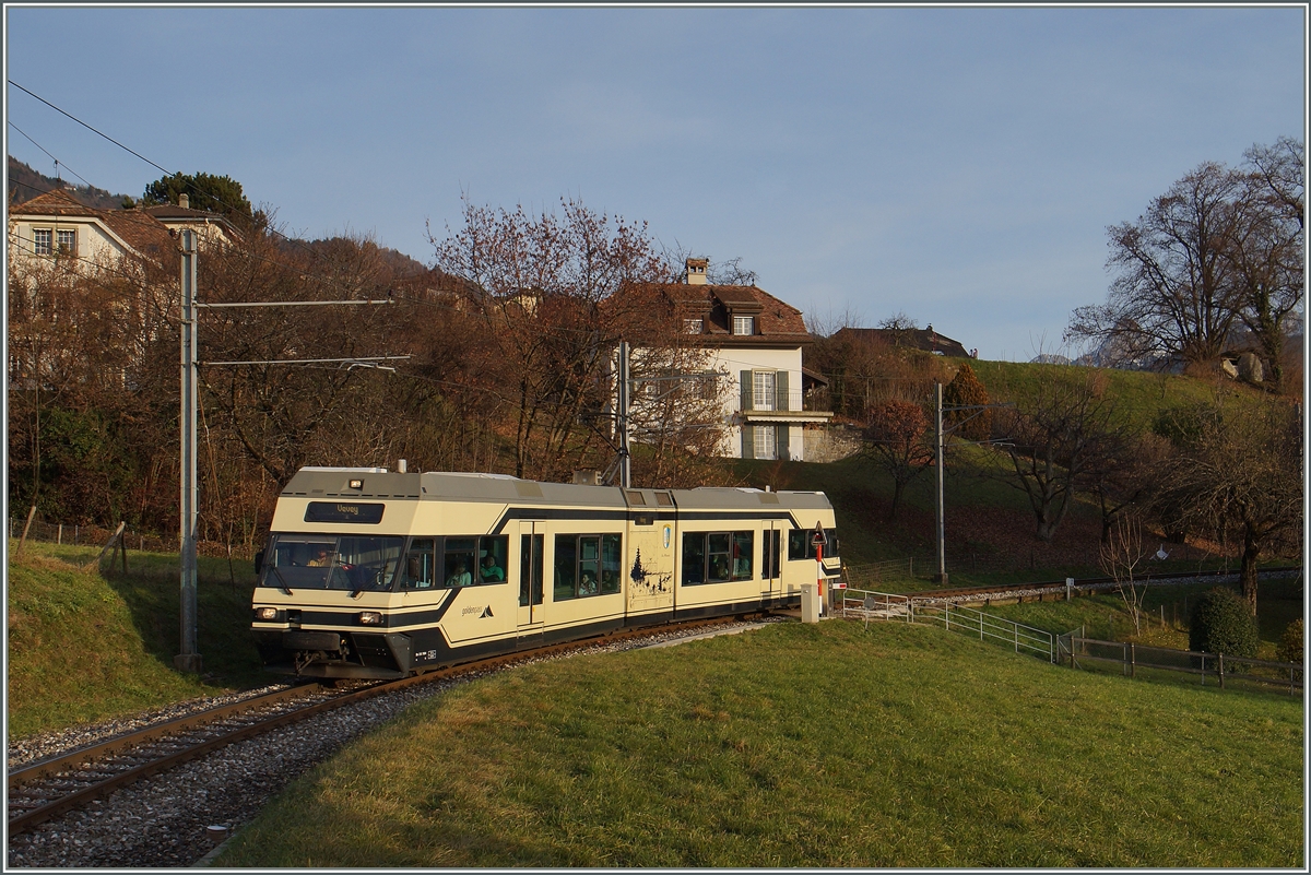 Der CEV MVR GTW  /6 7004  Montreux  kurz vor St-Légir Gare.

11. Dez. 2015 