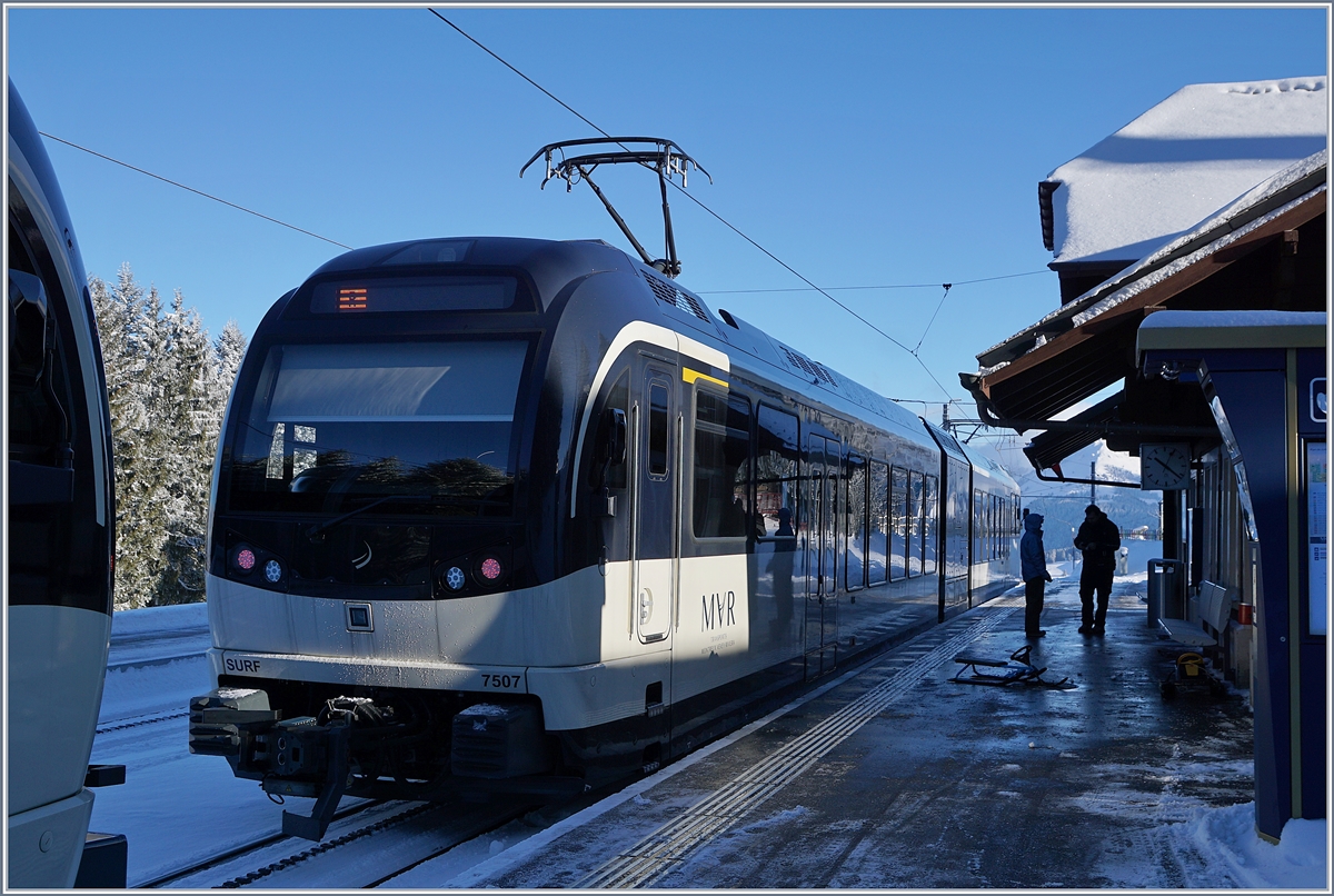 Der CEV MVR GTW ABeh 2/6 7507 wartet in Les Pléiades auf die Abfahrt ins Tal. 
10. Jan. 2019