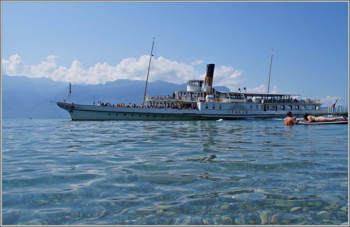 Der CGN Radschaufeldampfer ITALIE ist auf der Fahrt von Lausanne nach St-Gingolph (via Villeneuve) und verlässt die Anlegestelle Rivaz St-Saphorin.

16. Aug. 2024