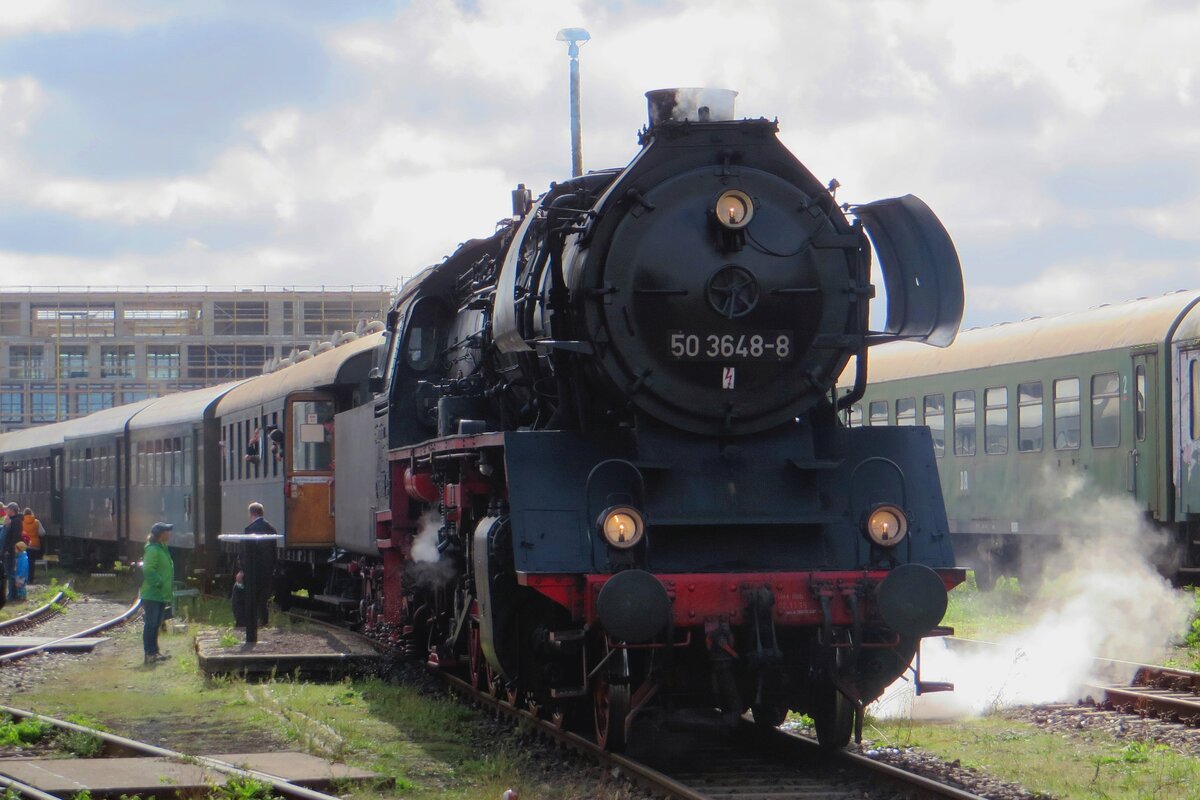 Der Chemnitzer 50 3648 steht mit ein Dampfzug in Berlin-Schöneweide am 18 September 2022.