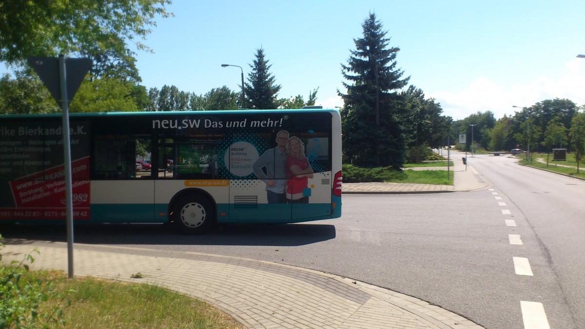 der Citaro 2 der Stadtwerke NB SW 542.....und auch mal die kleine version die in der stadt unterwegs ist citaro facelift....mit der werbung der firma bierkandt vom ersten tag an auf diesen bus zusehen seit er durch die stadt fhrt