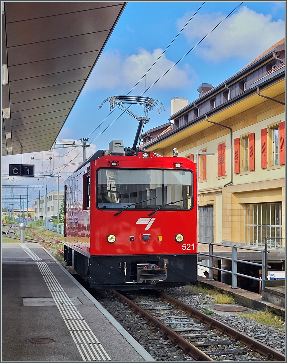 Der CJ Gem 2/2 522 wartet in La Chaux de Fonds auf die Abfahrt. 

26. Juni 2024