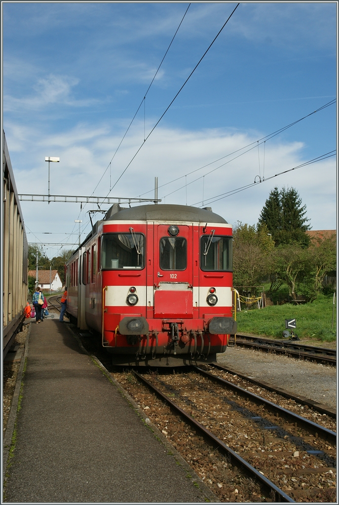Der CJ Triebwagen BDe 4/4 102 in Bonfol, Endstation der Strecke von Porrentruy. 
18. Oktober 2014