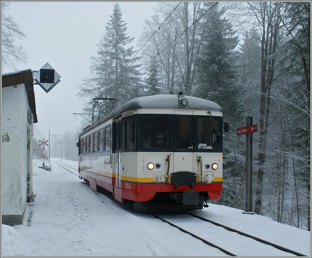 Der cmn BDe 4/4 N°5 auf der Fahrt von Le Locle nach Les Brenets beim Halt in Les Frêtes.
18. Jan. 2010