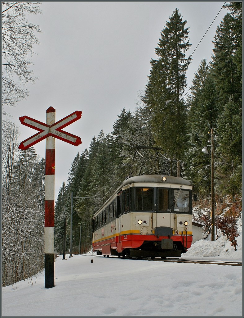 Der cmn BDe 4/4 N°5 auf der Fahrt von Les Brenets nach Le Locle beim Halt in Les Frêtes. 
18. Jan. 2010