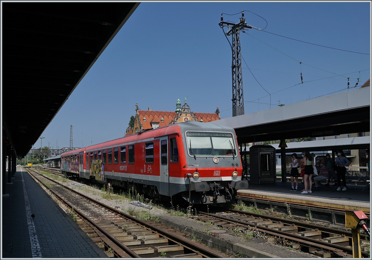 Der DB 628 698 erreicht als RE 93 von Friederichshafen den Bahnhof Lindau Insel.

14. August 2021