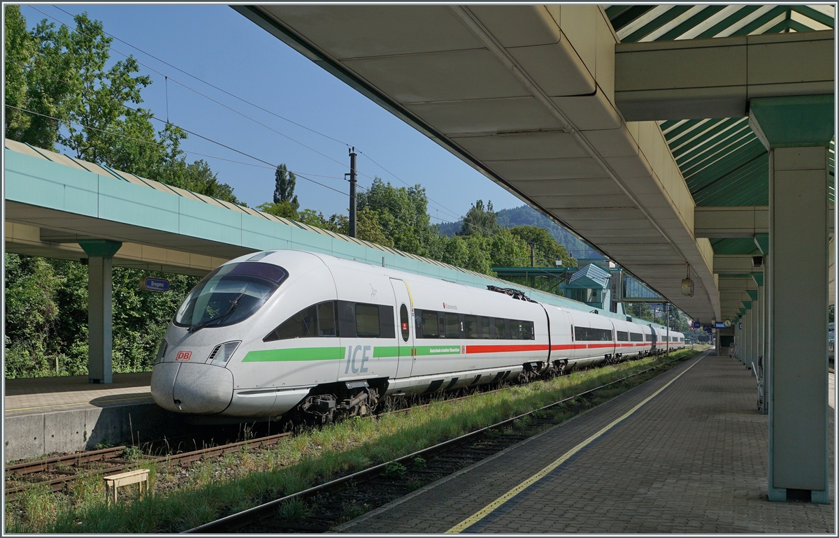 Der DB ICE 411 055 ist aus München kommend an seinem Ziel Bregenz als ICE 1217 angekommen. Es ist nicht das erste Mal, dass ich nach Bregenz reiste, um einen ICE zu fotografieren doch damals kam der ET 4010 von Wien Westbahnhof... 

14. August 2021
