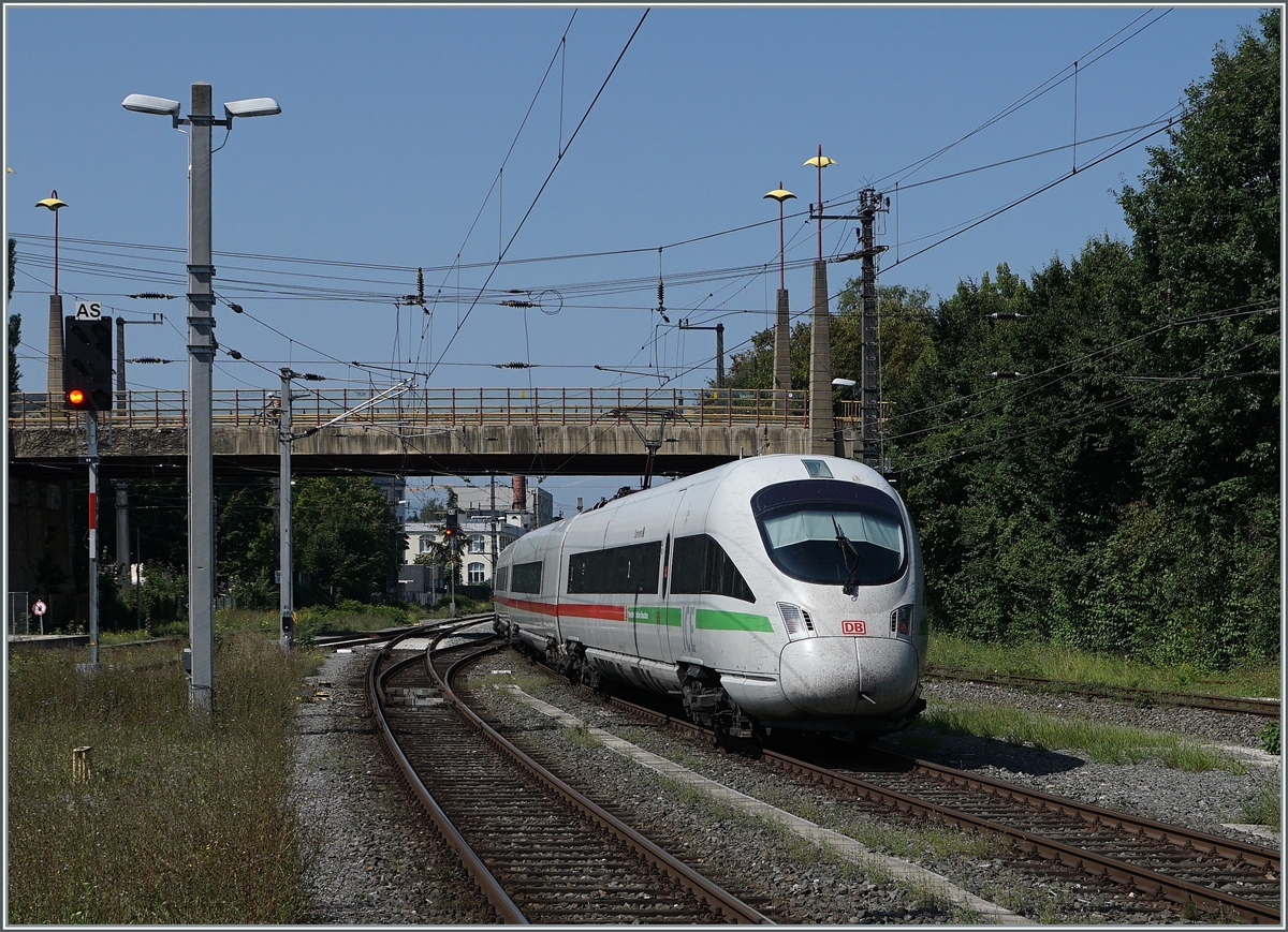 Der DB ICE 411 055 ist aus M�nchen kommend an seinem Ziel Bregenz als ICE 1217 angekommen. Es ist nicht das erste Mal, dass ich nach Bregenz reiste, um einen ICE zu fotografieren doch damals kam der ET 4010 von Wien Westbahnhof... 

14. August 2021