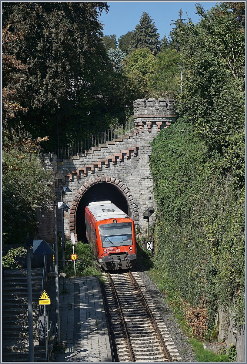 Der DB VT 650 316 (und ein weiterer, noch im Tunnel befindlicher) erreichen als RB von Radolfzell nach Friedrichshafen den Halt Überlingen.
17. Sept. 2018