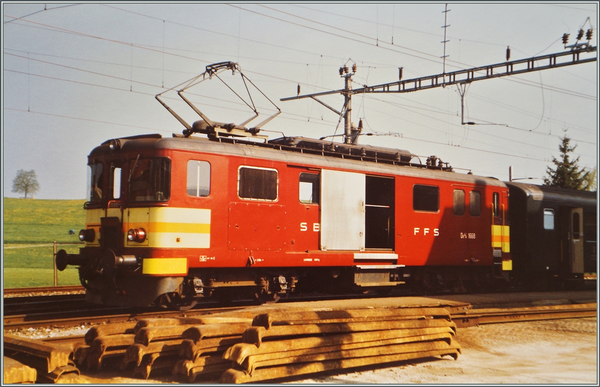 Der De 4/4 1668 ist mit seinen kurzen Regionalzug von Beinwil am See in Beromünster eingetroffen.
Sommer 1987