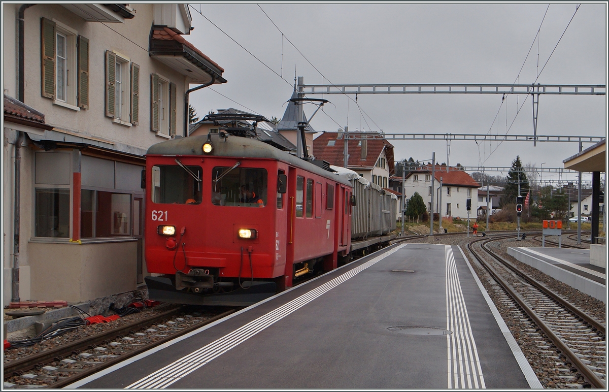 Der De 4/4 621 mit einem Güterzug in Le Noirmont.
17. Nov. 2014