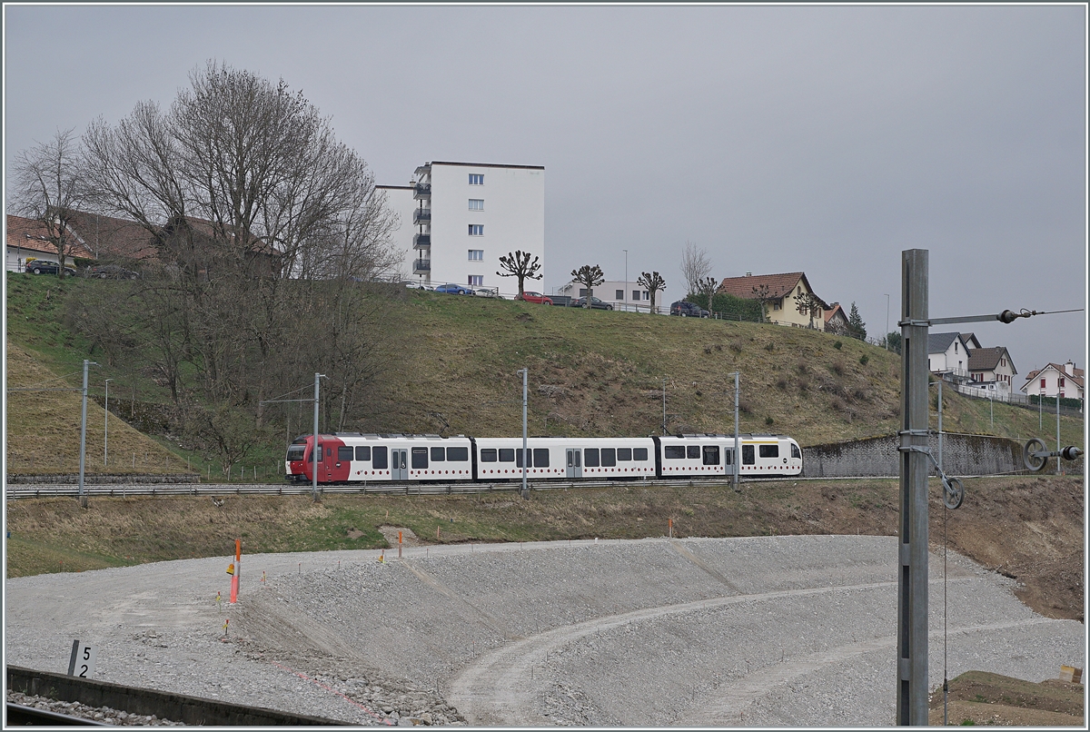 Der Der TPF SURF Be 2/4 - B - ABe 2/4 101  Moitié-Moitié  hat den Bahnhof von Broc Fabrique verlassen und fährt als S 60 nach Bulle.

Am 5. April 2021 verkehren hier die letzten Schmalspur Reisezüge. Das Bild entstand beim Kilometer 5.2 und zeigt rechts im Bild einen Fahrleitungsmast des südlichsten Abstelgeleises von Broc Fabrique und in der Bildmitte schon den Verlauf der neuen Normalspur-Trasse. 

3. April 2021 