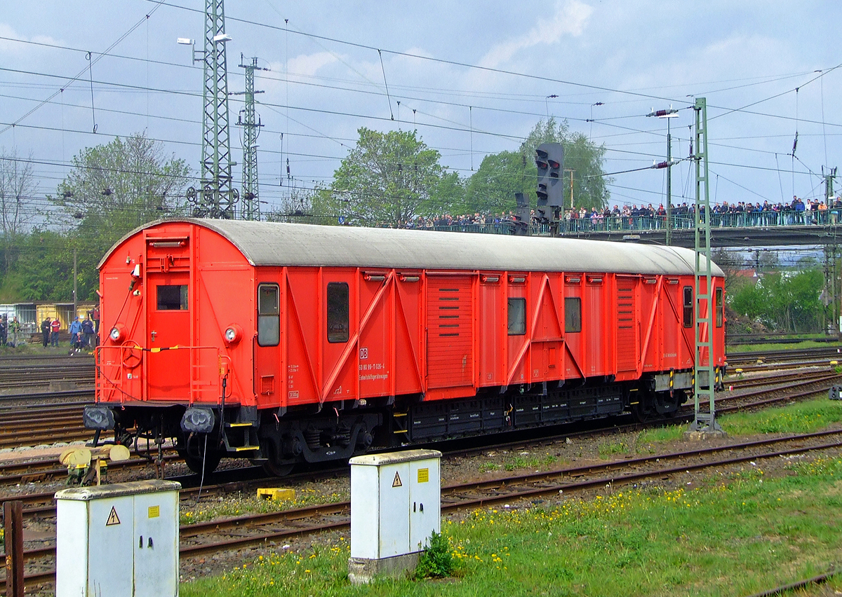 Der ehemalige in Bebra stationierte Einheitshilfsgerätewagen (Einheitshilfszuggerätewagen) 60 80 99-11 026-1 (D-DB 60 80 9911 080-1) der Gattung Ehg 388 (ex 368.1), der DB Netze AG (DB Netz Notfalltechnik), ex DB Ksl 5600 Einheitshilfsgerätewagen 368.1, ex 2x Mci, ist am 01.05.2010 beim Bahnhof Bebra abgestellt. Wegen den 2. Bebraer Dampftage war die Brücke im Hintergrund gut von Fotografen gefüllt.

Der Wagen wurde 1962 aus einem Mci Wagen im AW München-Neuaubing zu dem DB Ksl 5600 der Gattung Ehg 368.1 umgebaut.

Er war einer von 53 in Deutschland stationierten Wagen der Deutsche Bahn AG. Diese verfügten über Hilfsmittel und Bahnspezifischen Ausrüstungen zur Bewältigung von Unglücksfällen mit Zügen. Insbesondere verfügen sie über Auffangbehälter, Dichtungsmaterialien, Bahnspezifische Armaturen und Hebe- und Zuggeräte für große Lasten. Er war dann mit einem Leiter und sechs Mitarbeitern besetzt. Diese unterstützen vor Ort mit den im Wagen vorhandenen Gerätschaften die Hilfskräfte vor Ort (Feuerwehr, THW). Im Havarie- bzw. Unglücksfall wird der Wagen über das Notfallmanagement der DB AG angefordert. Heute sind die Ehg 388 durch die moderneren AOC-Hilfszugwagen ersetzt. So ging dieser Wagen 2018 an die Fa. Steil nach Eberswalde zur Verschrottung.

TECHNISCHE DATEN:
Hersteller (Umbau)/Umbaujahr: AW München-Neuaubing / 1962
Gattung: Ehg 388
Spurweite: 1.435 mm (Normalspur)
Anzahl der Achsen: 4
Länge über Puffer: 23.000 mm
Drehzapfenabstand: 15.500 mm
Achsabstand im Drehgestell: 2.150 mm
Laufraddurchmesser: 940 mm (neu)
Höchstgeschwindigkeit:120 km/h
Eigengewicht: 34 500 kg
Nutzlast: 8 t
Bremse: KE-GP
