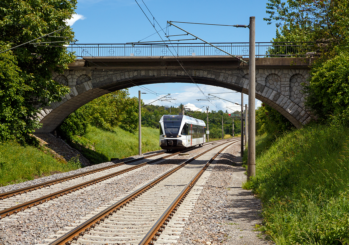 Der elektrische Gelenktriebwagen GTW 2/6 - RABe 526 729-9 (RABe 94 85 7526 729-9 CH THB) der Thurbo AG erreicht am 17.06.2016 bald den Hp Bietingen. 
Er fhrt als S 22 die Verbindung Singen - Schaffhausen - Neuhausen - Jestetten.