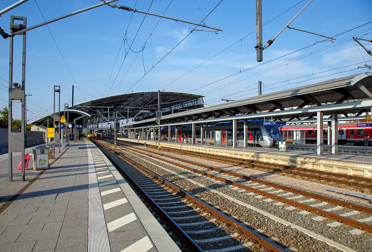 
Der Erfurter Hauptbahnhof am 05.10.2015, Blick in Richtung Westen von Bahnsteig 9/10 auf die Bahnsteighalle.