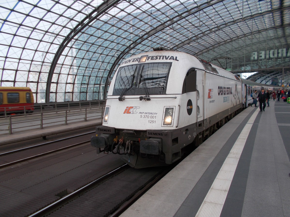 Der Erste Husarz 5 370 001 brachte,am 25.Oktober 2014,den Berlin-Warzsawa-Express zum Berliner Hbf.