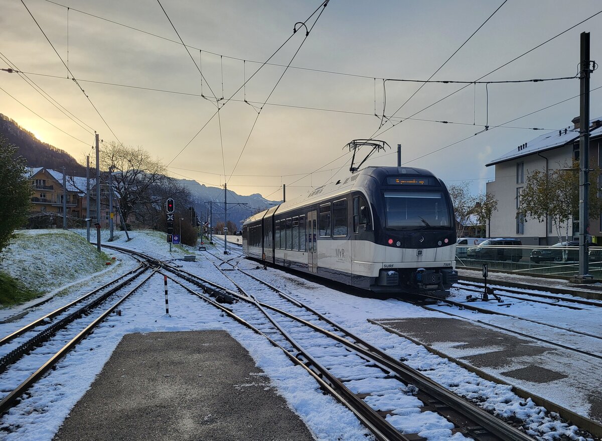 Der erste Schnee in Blonay! Der im HVZ Vierteilstundentakt eingesetzte ABeh 2/6  pausiert im Gleisvorfeld in Blonay.
21.  Nov. 2024
