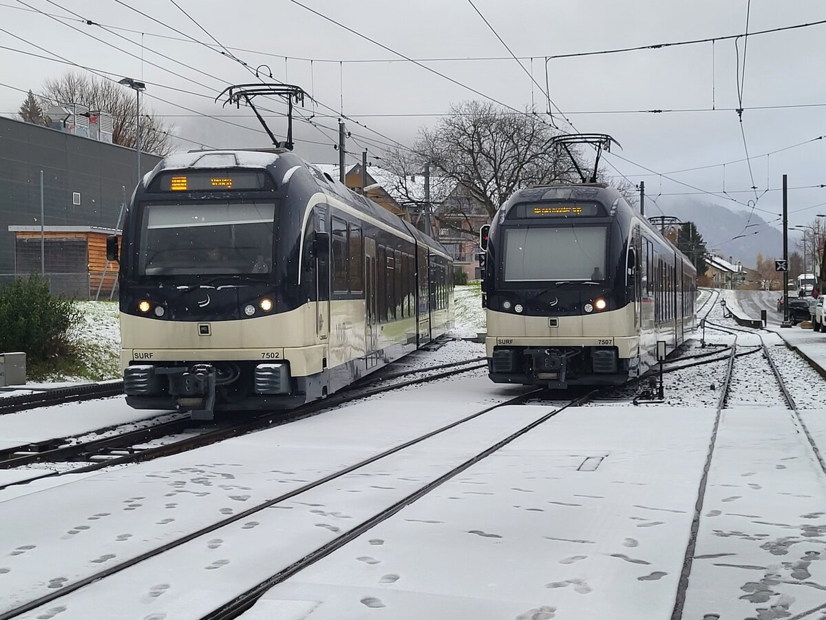Der erste Schnee! Der CEV MVR ABeh 7502  Blonay  ist auf der Fahrt von Les Pl�iades nach Vevey und erreicht Blonay. 
20.Nov. 2025