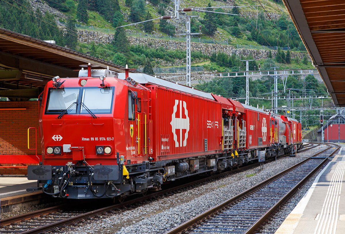 Der Erstfelder SBB Lsch- und Rettungszug 2014 „Uri“ (ein vierteiliger LRZ 14) am 02 August 2019 beim Halt im Bahnhof Gschenen.  

Der Lsch- und Rettungszug wurde 2014 fr die SBB Infrastruktur, Depot Erstfeld, gebaut und besteht aus dem:
Rettungsfahrzeug 1 - Xtmas 99 85 9174 021-7 CH-SBBI;
Rettungsfahrzeug 2 - Xtmas 99 85 9174 011-8 CH-SBBI;
Tanklschwagen - Xans 99 85 9375 011-5 CH-SBBI; sowie
Gertefahrzeug - Xtmas 99 85 9177 011-5 CH-SBBI

Die vorletzte Generation der Lsch- und Rettungszge (LRZ 2014) ist vierteilig und besteht aus einem Tanklschwagen, einem Gertefahrzeug und zwei Rettungsfahrzeugen. Der Antrieb erfolgt mit je zwei MTU-Dieselpowerpacks (6-Zylinder Turbo geladener Dieselmotor von MTU, Partikelfilter, Turbogetriebe mit eingebautem Retarder und Khlsystem) nach EU-Abgas-Emissionsstufe IIIA Norm, mit je 390 kW Leistung ber die beiden Rettungs- sowie das Gertefahrzeug (dieselhydraulischer Antrieb). Der Lsch- und Rettungszug hat so eine installierte Gesamtleistung von 2.340 kW, eine Hchstgeschwindigkeit von 100 km/h und kann Anhngelasten von 940 Tonnen bei einer Steigung von 27 Promille bewegen.

Der Tanklschwagen ist nicht selbstfahrend, er ist als Steuerwagen ausgefhrt, daher auch die Gattungsbezeichnung Xans. Er besitzt zwar einen Deutz 6-Zylinder- Dieselmotor (mit 238 KW Leistung) mit vollautomatischem Partikelfilter, einer und angeflanschtem Pumpenaggregat von Vogt, dieser wird aber nur Wasser- und Schaummittelpumpen bentigt. 

Der gesamte Atemluftvorrat des Zuges betrgt 1.980.000 Normliter und wird in 132 Speicherflaschen, die ein Volumen von 50 Litern haben, mit 300 Bar Druck gelagert. An verschiedenen Orten in den Innenrumen und auf den Plattformen sind Anschlsse fr die Atemluftversorgung vorhanden. Daran knnen separate Atemschutzmasken oder das tragbare Atemschutzgert mit Geber- und Nehmerschlauch angeschlossen werden. Alle Fhrerstandkabinen sind druckdicht und verfgen ber eine Atemluftversorgung, welche einen berdruck erzeugt. In den Fhrerstandkabinen des Gertefahrzeugs und des Tanklschwagens ist zustzlich ein Bedienpult fr die Feuerlschtechnik eingebaut. Zwischen 4 und 5 Stunden ist ein autonomer Betrieb des LRZ mglich.

Im Einsatz wird der Zug in zwei Einheiten geteilt. Die erste Einheit aus Gertefahrzeug und Tanklschwagen (mit 780 kW Antriebsleistung) dient der Feuerbekmpfung und dem Bergungsarbeiten. Die zweite Einheit (mit 1.560 kW Antriebsleistung), bestehend aus zwei Rettungsfahrzeugen bernimmt im Shuttleverkehr den Personentransport zu einem sicheren Ort.

Fr den Gotthard-Basistunnel (GBT) werden zwei dieser LRZ 14 vorgehalten, dieser steht beim neuen Erhaltungs- und Interventionszentren (EIZ) Erstfeld und ein weiterer beim EIZ Biasca. Fr jeden Zug wird rund um die Uhr (7x24 h) eine Besatzung mit je 5 Mann vorgehalten. Die Mannschaften der Lsch- und Rettungszge sind an deren Standorten kaserniert. Das ermglicht, dass sie auch in der Nacht innerhalb weniger Minuten einsatzbereit sind. Die Zge sind innerhalb 5 Minuten startklar. Im Ereignisfall erfolgt dann eine entsprechende Verstrkung durch externe Einsatzkrfte, wie Feuerwehr, Sanitt, etc..

Technische Daten Rettungsfahrzeug 1 und 2:
Ausrstung Rettungscontainer:
Auenluftunabhngiger Hauptraum mit leichtem berdruck, zugnglich durch Schleusenraum;
Platz fr etwa 60 Personen oder 40 Personen und 6 Liegen
20 Atemschutzgerte mit angeschlossenem Geber- und Nehmerschlauch 
Tragbahren faltbar, Rettungsbretter, Schaufelbahren, Vakuummatratzen
Material fr lebensrettende Sofortmanahmen und Sanittsmaterial
Anschlsse fr die Versorgung von Patienten mit Medizinsauerstoff
Raumberwachungsgerte fr Sauerstoff und Kohlendioxid
Brandschutzausrstung der Mannschaft (Jacken, Hosen, Stiefel, Helme) 
Explosionsmessgert und Wrmebildkameras
Ausrstung Rettungsplattform
Treppenmodul2 Schwenkarme mit Kettenzug
2 Feste LED Scheinwerfer
Prf- und Erdungsgarnituren fr die Fahrleitung 

TECHNISCHE DATEN (Fahrzeug):
Hersteller Basisfahrzeug: Windhoff Bahn- und Anlagentechnik GmbH
Basisfahrzeug Typ: WINDHOFF MPV
Hersteller Rettungscontainer und Atemluftanlage: Drger Safety AG
Spurweite: 1.435 mm (Normalspur)
Achsfolge: Bo´Bo´
Eigengewicht: ca. 70.000 kg
Max. Zuladung: 7.000 kg
Lnge ber Puffer:  22.060 mm
Drehzapfenabstand: 15.500 mm
Achsabstand im Drehgestell: 2.600 mm
Treibraddurchmesser: 920 mm (neu)
Hhe der Containerauflage: 1.220 mm
Hchstgeschwindigkeit: 100 km/h (eigen und geschleppt)
Leistung: 2 x 390 kW
Dieselmotor: 2 x MTU-Dieselpowerpack (6-Zylinder Turbo geladener Dieselmotor von MTU, Partikelfilter, Turbogetriebe mit eingebauten Retarder und Khlsystem)
Kleinster befahrbarer Gleisbogen: R 120 m

Technische Daten Tanklschwagen (Xans 99 85 9375 0xx-x CH-SBBI):
Ausrstung Tanklschwagen:
1 Frontmonitor an Fhrerkabine, Leistung 800 l/Min. bei 8 Bar, Wurfweite ca. 35 m (Wasser)
1 Wasser-/Schaumwerfer auf Kabinendach, Leistung 2400 l/Min. bei 8 Bar, Wurfweite ca. 70 m (Wasser), ca. 60 m (Schaum)
Fahrzeugfront, Selbstschutzdsen 2  75 l/Min. und 1  150 l/Min.
Abgnge getrennt fr Wasser – Wasser/Schaum
Aufbaubarer Wasser-/Schaumwerfer mit 1200 l/Min.
Aufbaubare Hydroschilder mit 720 und 1800 l/Min.
feste LED-Scheinwerfer
Schlauchmaterial 1.000 m (Schlauchgren 40 mm, 55 mm, 75 mm)
Teilstcke, Hohlstrahlrohre, Schwer- und Kombischaumrohre
Handfeuerlscher (Schaum, CO2)
Prf- und Erdungsgarnituren fr die Fahrleitung

Maschinenraum Tanklschwagen:
Dieselmotor Deutz (238 kW / 324 PS), 6 Zylinder mit vollautomatischem Partikelfilter welcher die Abgasnorme Stage IIIB erfllt und angeflanschtem Pumpenaggregat von Vogt
Druckpumpe 6000 l/Min. bei 10 Bar
Schaummittelpumpe 500 l/Min., 0–6 % Zumischrate
Hochdruckpumpe 500 l/Min. bei 40 Bar

TECHNISCHE DATEN (Fahrzeug):
Hersteller Untergestell: Josef Meyer AG
Hersteller Fahrzeug Oberbau: Windhoff Bahn- und Anlagentechnik GmbH (Fabriknummer 2752)
Hersteller Atemluftanlage: Drger Safety AG
Hersteller Feuerlschtechnik: Vogt AG
Spurweite: 1.435 mm (Normalspur)
Achsfolge: 2´2´ (nicht selbstfahrend / Xans)
Anzahl der Achsen: 4 in zwei Drehgestellen
Lnge ber Puffer:  17.040 mm
Drehzapfenabstand: 12.000 mm
Achsabstand im Drehgestell: 1.800 mm
Eigengewicht: 41.000 kg
Dienstgewicht 90.000 kg
Lschwasservorrat: 45.000 Liter
Schaumextrakt-Vorrat: 1.500 Liter

Technische Daten Gertefahrzeuge:
Arbeitsmodul/Generator:
Generator 65 kVA fr Bordnetz, Dieselmotor Deutz (erfllt Abgasnorm IIIB, ausgerstet mit einer integrierten Abgasnachbehandlung und aktiver Regeneration mittels eines DPF/Brenners).
Atemluftfilteranlage und Abfllstation fr tragbare Atemluftflaschen.

Feuerlschanlage:
1 Frontmonitor an Fhrerkabine, Leistung 800 l/Min. bei 8 Bar, Wurfweite ca. 35 m (Wasser)
1 Wasser-/Schaumwerfer auf Kabinendach, Leistung 2400 l/Min. bei 8 Bar, Wurfweite ca. 70 m (Wasser), ca. 60 m (Schaum)
Fahrzeugfront, Selbstschutzdsen 2  75 l/Min. und 1  150 l/Min.

Ausrstung:
Motorspritze (Typ 1, mobil, 800 l/Min. bei 8 Bar, resp. nach Umbau Lenzpumpe 2700 l/Min. bei 1,5 Bar mit Saugschluchen)
Diverses lwehrmaterial – lbindemittel, Feuerlscher (Schaum, Pulver, CO2), Werkzeug, Explosionsgeschtzte Handlampen und Wrmebildkameras
Beleuchtungsmaterial – Scheinwerfer (1.000 W)
ELRO-Pumpe mit Saug-/Druckschluchen
Schienenrollwagen
Rettungskettensge, Trennschleifer, Rettungsschere/Rettungsspreizer, Pioniermaterial, Leiter und Absperrmaterial
Evakuierungsstege
Hilfskupplungen fr Fahrzeuge mit automatischer Kupplung
Kran Palfinger PC 3800 mit Seilwinde

TECHNISCHE DATEN (Fahrzeug):
Hersteller Basisfahrzeug: Windhoff Bahn- und Anlagentechnik GmbH
Basisfahrzeug Typ: WINDHOFF MPV
Hersteller Arbeitsmodul: Drger Safety AG
Hersteller Feuerlschtechnik: Vogt AG
Spurweite: 1.435 mm (Normalspur)
Achsfolge: Bo´Bo´
Eigengewicht: 71.900 kg
Dienstgewicht: 80.000 kg
Lnge ber Puffer:  22.060 mm
Drehzapfenabstand: 15.500 mm
Achsabstand im Drehgestell: 2.600 mm
Treibraddurchmesser: 920 mm (neu)
Hhe der Containerauflage: 1.220 mm
Hchstgeschwindigkeit: 100 km/h (eigen und geschleppt)
Leistung: 2 x 390 kW
Dieselmotor: 2 x MTU-Dieselpowerpack (6-Zylinder Turbo geladener Dieselmotor von MTU, Partikelfilter, Turbogetriebe mit eingebauten Retarder und Khlsystem)
Kleinster befahrbarer Gleisbogen: R 120 m

Quellen: SBB und Anschriften
Stand (berarbeitung): September 2025