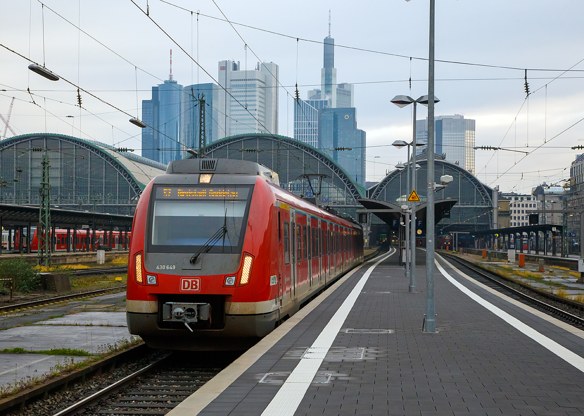 
Der ET 430 649 (94 80 0430 649-4 D-DB) der S-Bahn Rhein-Main verlässt am 16.12.2017, als S 7 nach Riedstadt-Goddelau, den Hbf Frankfurt am Main.
