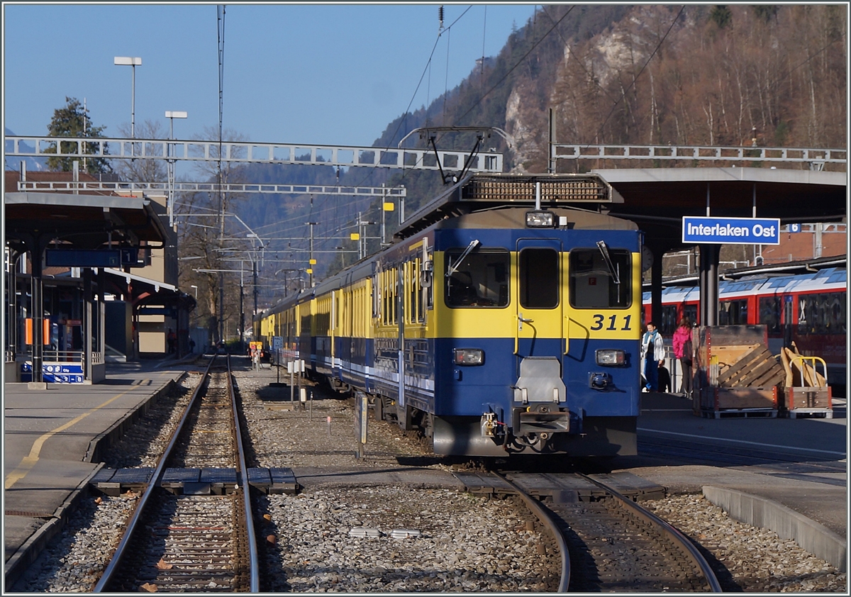 Der etwas eckige BOB Triebwagen 311 wartet in Interlaken Ost auf die Abfahrt nach Lauterbrunnen. (Der hintere Zugsteil verkehrt nach Gridelwald).
9. Mrz 2014