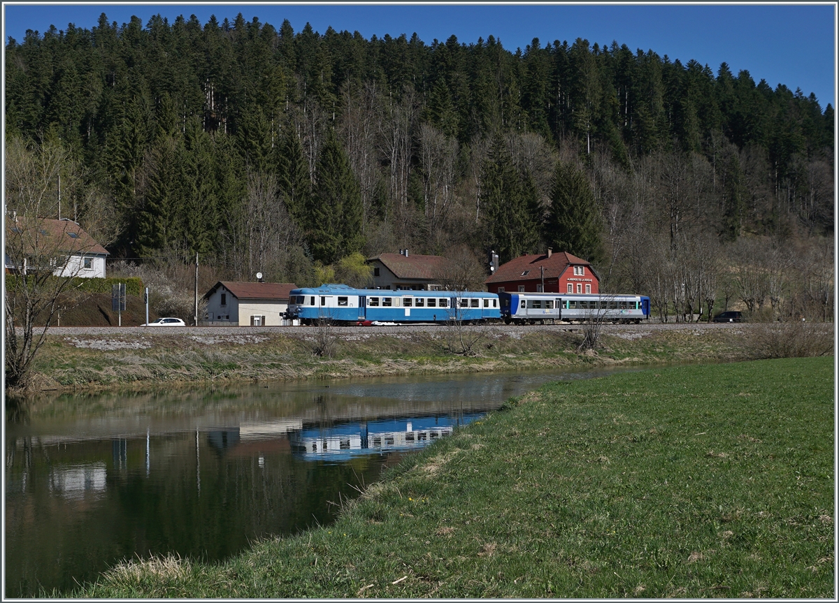 Der (ex) SNCF X ABD 2816 ist im Rahmen einer Ostersonderfahrt beim den kleinen Weiler Pont de la Roche unterwegs. Der Dieseltriebwagen gehört der  Assosiation l'autrail X2800 du Haut Doubs .

16. April 2022