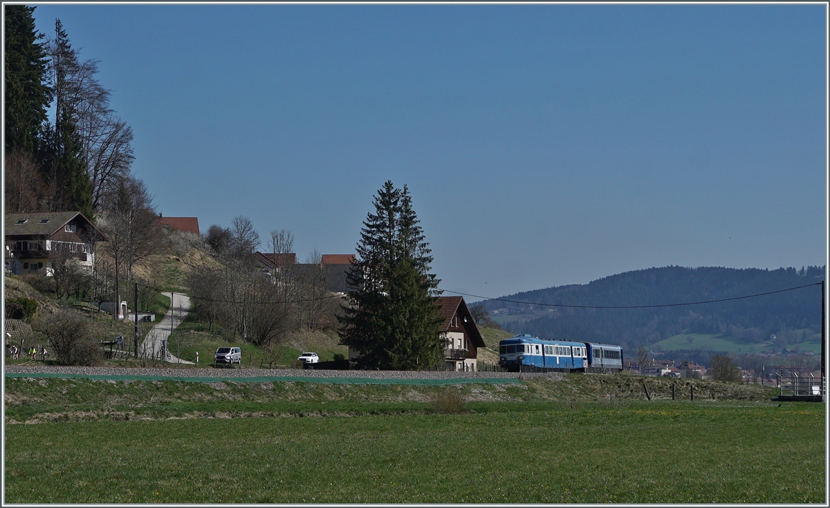 Der (ex) SNCF X ABD 2816 ist im Rahmen einer Ostersonderfahrt beim den kleinen Weiler Pont de la Roche unterwegs. Der Dieseltriebwagen gehört der  Assosiation l'autrail X2800 du Haut Doubs .
16. April 2022