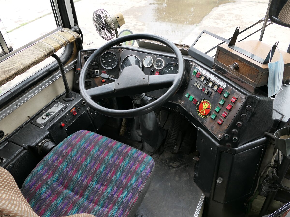 Der Fahrerarbeitsplatz des Ikarus 280 vom Technikmuseum Pütnitz (exex Kapos Volán Zrt. (BY 64-60), ex Kaposvári Közlekedési Zrt. (BRS-306)) in Pütnitz.