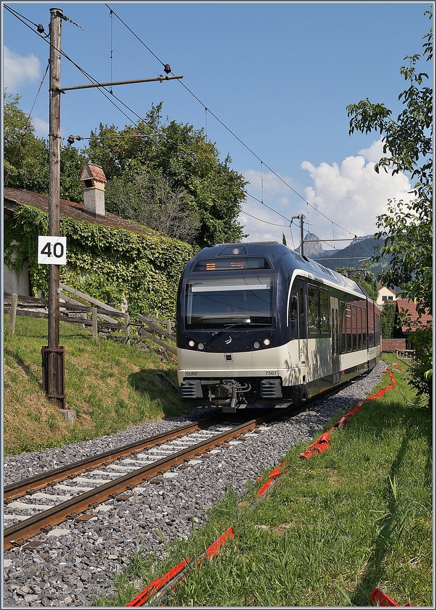 Der Fahrleitungsmast N° 23 mag nicht ganz so alt sein wie der Dent de Jaman im Hintergrund, dürfte aber schon eine Ewigkeit hier stehen. Als es vor gut fünfzehn Jahren darum ging, die Holzmasten durch Metalmasten zu ersetzen und dabei den Abstand von Mast zu Mast zu vergrössern, wehrte sich ein Anwohner mit Erfolg vor Gericht dagegen und so blieb der Fahrleitungsmast N° 23 in St-Légier stehen und trägt neuerdings sogar eine interessante Signaltafel mit der die hier einzuhaltende Höchstgeschwindigkeit angezeigt wird; bedeutend insofern, als dass die MVR die Höchstgeschwindigkeit seit dem 1. Juli 2019 um 25 % erhöht hat und nun auf dafür ausgebauten Streckenabschnitten mit bis zu 50 km/h unterwegs ist.

30. Juli 2019