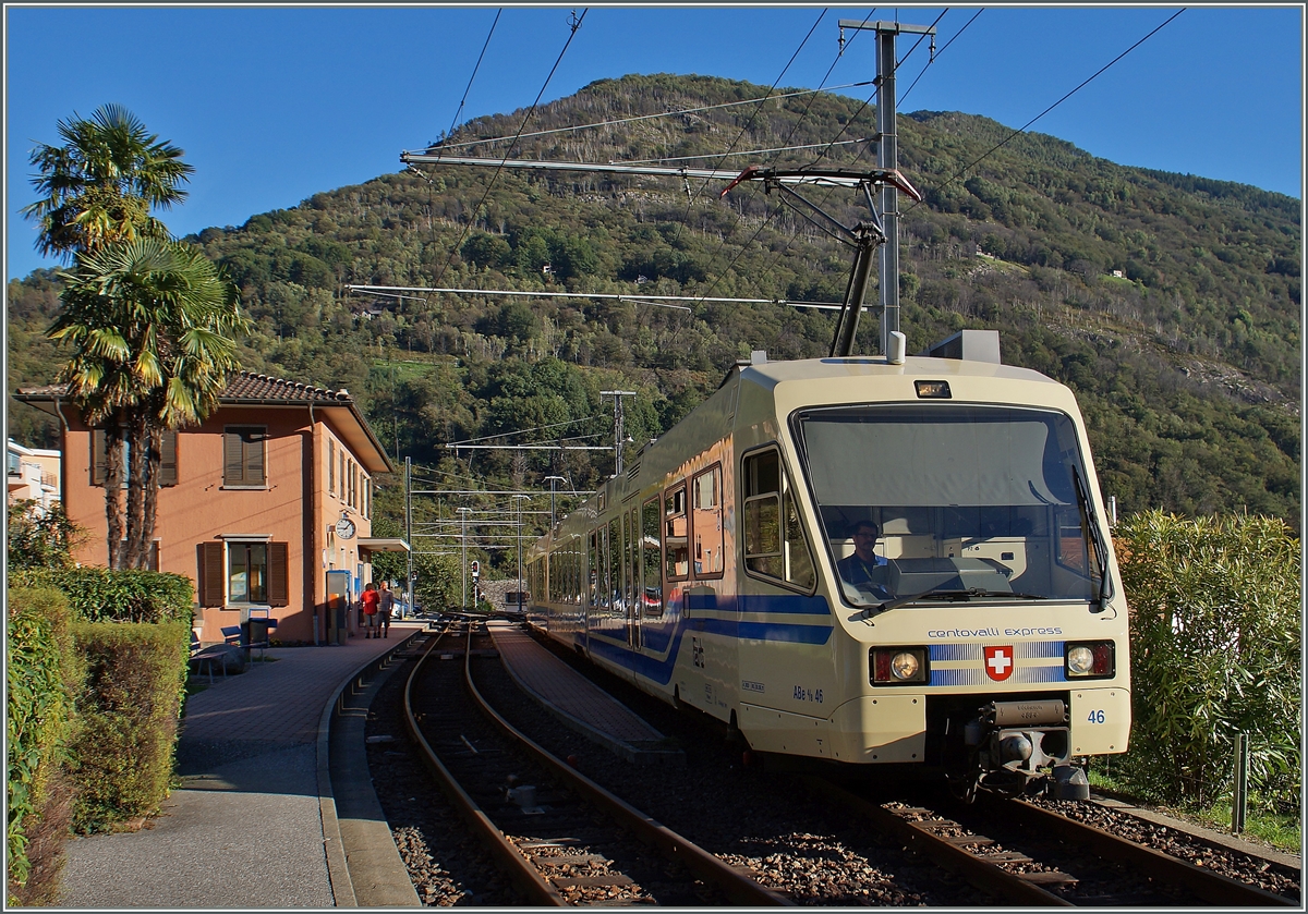 Der FART ABe 4/8 N° 46 verlässt als Centovalliexpress CEX 34 Intragna Richtung Domodossola. 
21. Sept. 2015