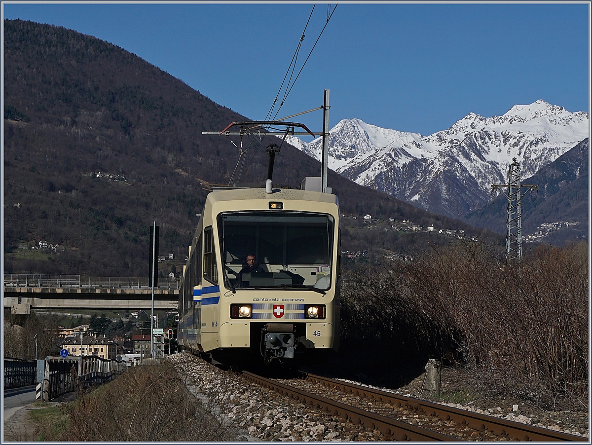 Der FART Centovalli-Express ABe 4/8 45 von Domodossola nach Locarno hat soeben Domosossola verlassen und errecht nun Croppo. 
11. März 2017