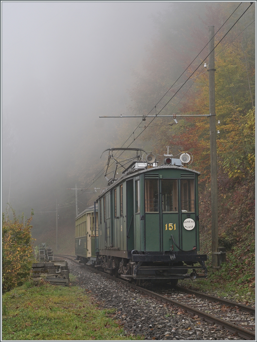 Der Fe 4/4 151 mit Beiwagen auf der Fahrt nach Chaumy. 

31. Oktober 2021