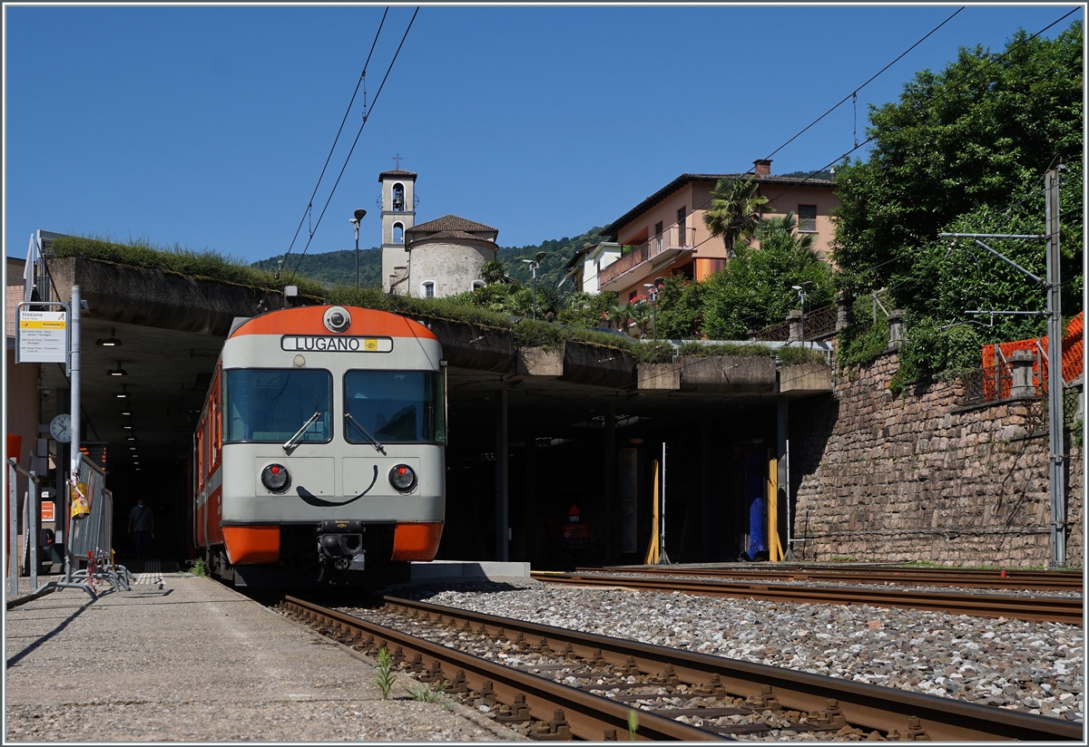 Der FLP Be 4/12 23  Vedeggio  wartet in Ponte Tresa auf die baldige Abfahrt nach Lugnao. 

23. Juni 2021