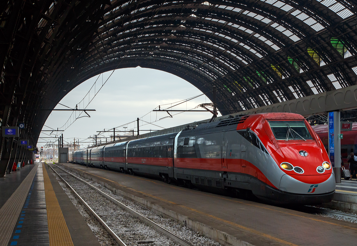 
Der  Frecciarossa  (deutsch: roter Pfeil)  - ETR 500.38 der Trenitalia fährt am 14.09.2017  in den Bahnhof Milano Centrale (Mailand Zentral) ein.

Der Frecciarossa ist eine Zuggattung für Züge mit einer Höchstgeschwindigkeit von 300 km/h. Diese Züge bestehen aus zwei Triebköpfen vom Typ E.404B und aus zwölf Mittelwagen.

Durch die begrenzte Stromstärke des Gleichstromnetzes können die Hochgeschwindigkeitszüge nur für Geschwindigkeiten bis zu 250 km/h ausreichend mit Energie versorgt werden. Deshalb entschied sich die italienische Staatsbahn in den 1990er Jahren, weitere Neubau-Schnellfahrstrecken mit Wechselstrom (25 kV, 50 Hz) zu betreiben. Da die erste Serie der ETR 500 nur für das Gleichstromnetz geeignet ist, wurde ab 1996 eine zweite Serie ETR 500 bestellt und geliefert, die sowohl im Gleichstrom- als auch im Wechselstromnetz fahren kann. 

Die Triebköpfe E.404A (der ersten Serie) wurden zu Lokomotiven der Baureihe E.414 umgebaut.