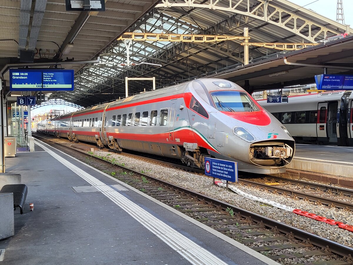 Der FS Trenitalia ETR 610 004 erreicht als EC 37 nach Milano den Bahnhof von Lausanne. Da der Zug stark besetzt ist, wird den Reisenden auf der Zugzielanzeige geraten den drei Minuten später fahrenden IR90 zu benutzen.

2. März 2024