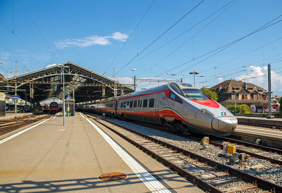 
Der FS Trenitalia  Frecciargento“ ETR 610 004 der 1. Serie (93 85 5 610 004-9 CH-TI) verlässt am 18.05.2018 den Bahnhof Lausanne. ETR 610 ist die italienische Abkürzung ElettroTreno Rapido 610. Trenitalia  ist eine 100-prozentige Tochtergesellschaft der Ferrovie dello Stato.

Hier habe ich bewusst  Einteilung unter  Schweiz  gewählt, da die oft verwendete Einteilung unter  Italien  eigentlich falsch ist. Die Trenitalia  Frecciargento“ ETR 610 sind zwar Eigentum der Trenitalia, aber alle sind in der Schweiz registriert (CH-TI).
