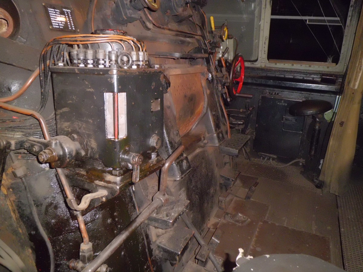 Der F�hrerstand der 44 404 im Lokschuppen Darmstadt-Kranichstein