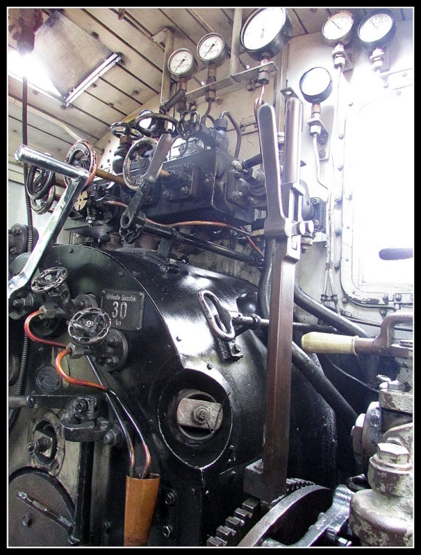 Der F�hrerstand der 99 1608-1 am 12.Okt.2013 in Binz