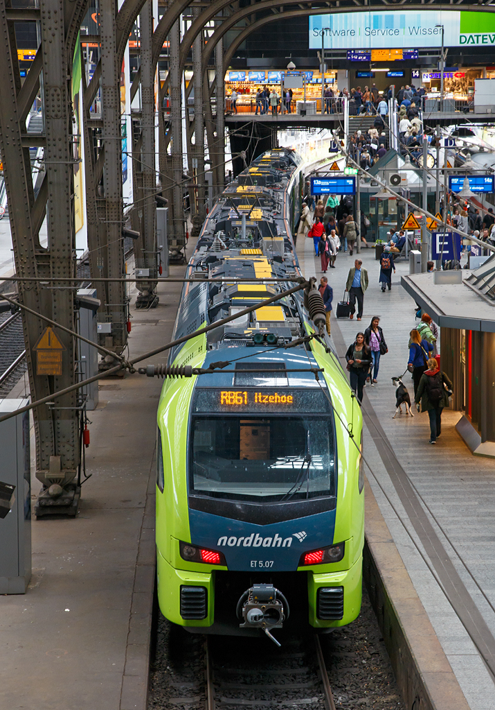 
Der fünfteilige Stadler FLIRT 3 – ET 5.07 der nordbahn (NBE nordbahn Eisenbahngesellschaft mbH & Co. KG) steht am 16.06.2015, als RB 61 (Hamburg – Pinneberg – Elmshorn – Glückstadt – Itzehoe), im Hbf Hamburg zur Abfahrt nach Itzehoe bereit. 

Der FLIRT wurde 2014 (Abnahmedatum 19.02.2015) von der Stadler Pankow GmbH in Berlin unter den Fabriknummern 40048 bis 40053 gebaut.  Diese Triebzüge sind Eigentum der BeNEX Deutschland GmbH in Hamburg und sind an die nordbahn vermietet. Es sind 7 fünfteilige und 8 sechsteilige Niederflurtriebzüge vom Typ FLIRT 3 für die nordbahn im Einsatz.
