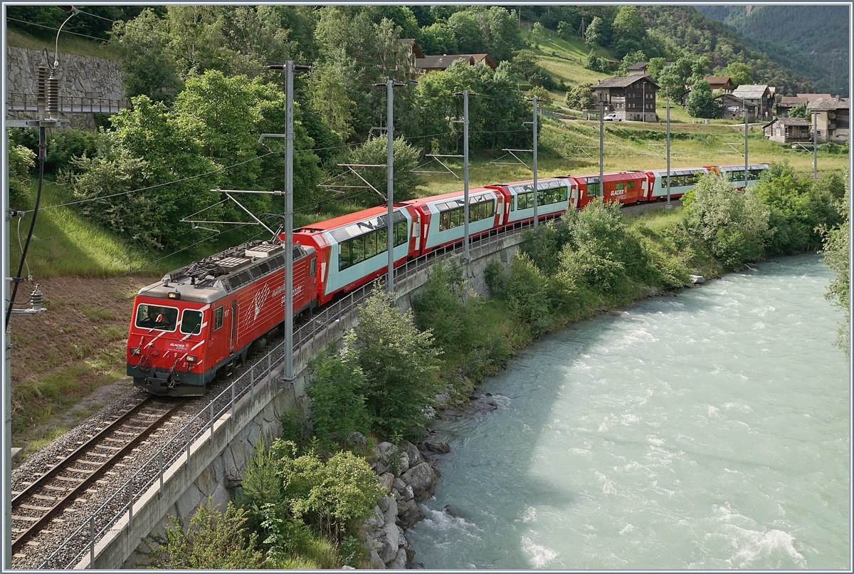 Der Glacier Express 902 von Zermatt nach St. Moritz bei Neubrück.

14. Juni 2019