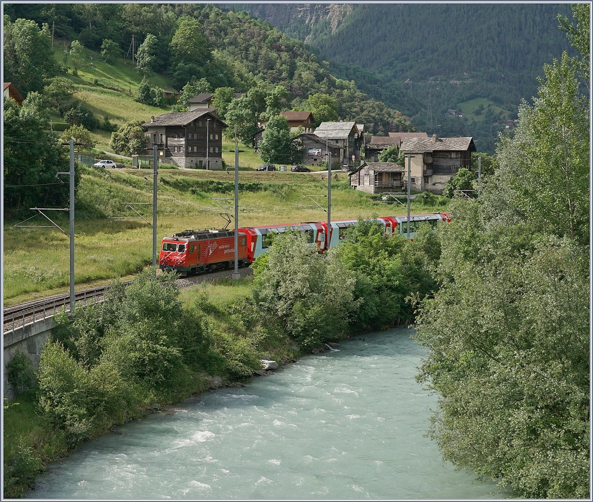 Der Glacier Express 902 von Zermatt nach St. Moritz bei Milachru.

14. Juni 2019