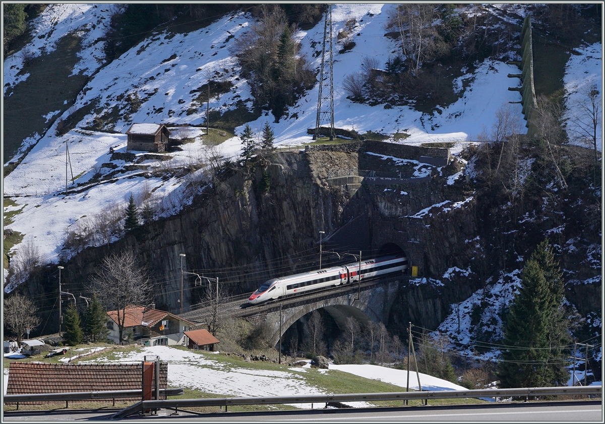 Der gleiche SBB RABe 503 als EC 12 von Milano nach Zürich nach der Fahrt durch den Wattinger Kehrtunnel.
17. März 2016