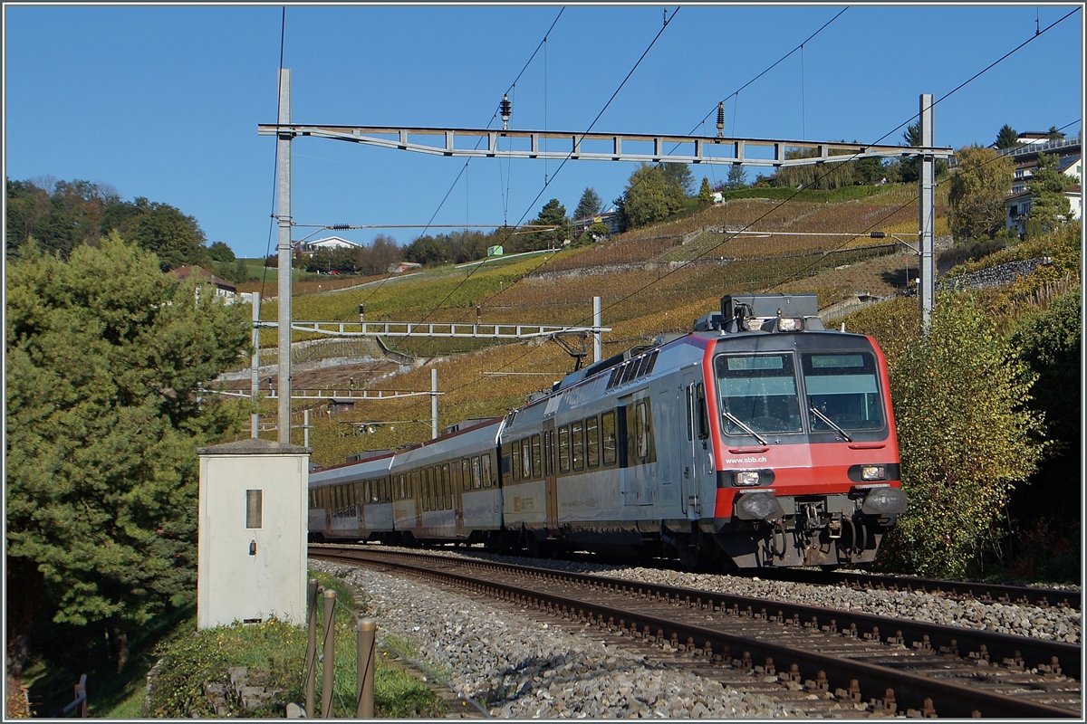 Der gleiche Zug kurz danach: Die S21 12935 von Lausanne nach Payerne zwischen Bossière und Grandvaux. 
23. Okt. 2014ei